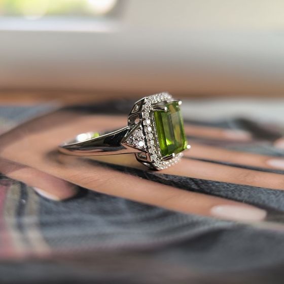 Серебряное кольцо с хризолітом