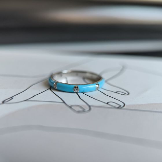 Серебряное кольцо с емаллю, фианитами