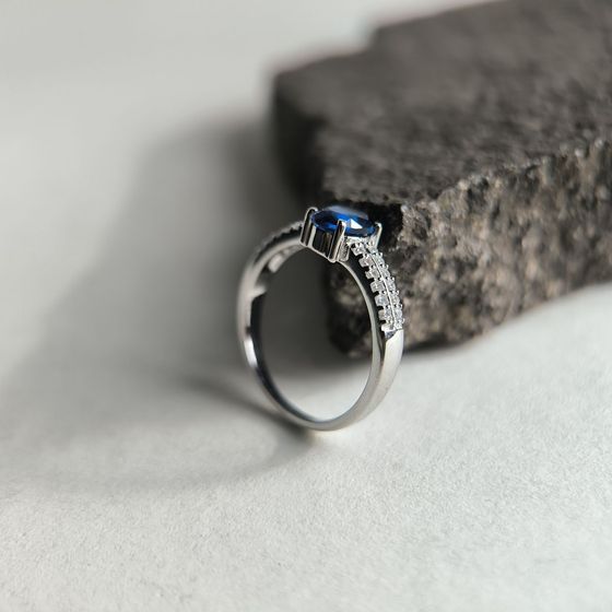 Серебряное кольцо с сапфиром nano 0.923ct, фианитами