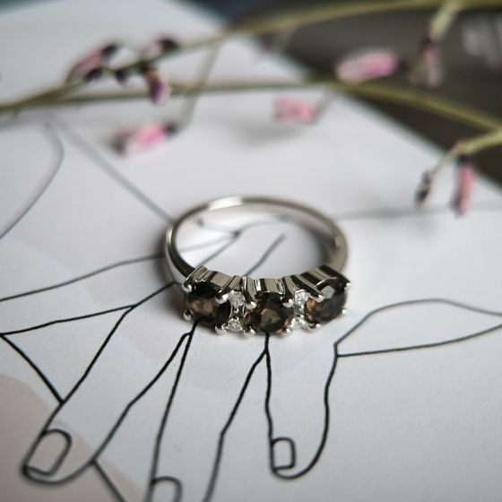 Серебряное кольцо с раухтопазом (дымчатым кварцем) 1.47ct, фианитами