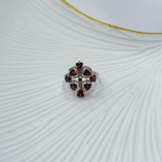 Серебряное кольцо с гранатом 2.325ct