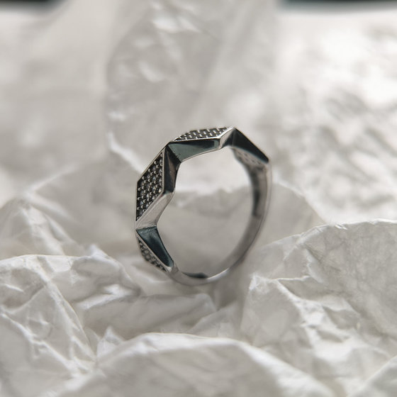 Серебряное кольцо с фианитами