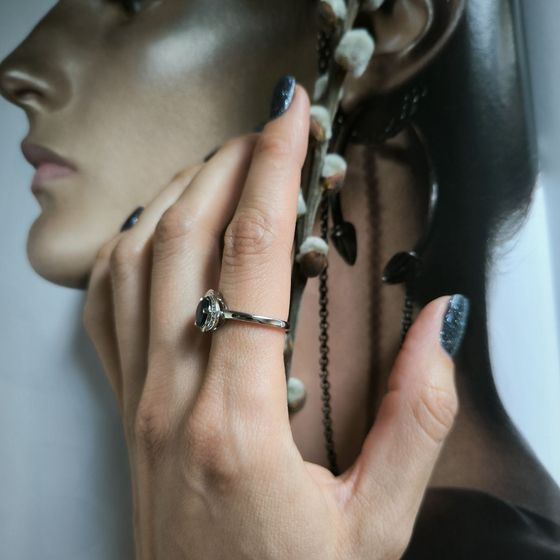 Серебряное кольцо с сапфиром 1.826ct, фианитами