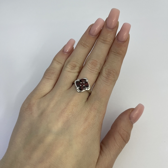 Серебряное кольцо с гранатом 1.375ct