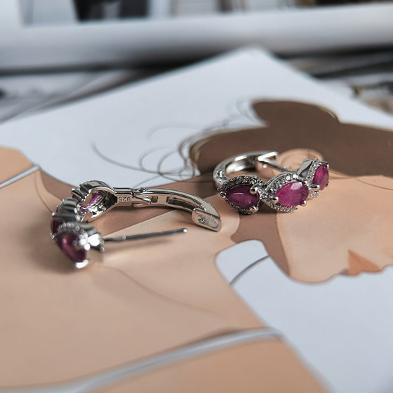 Серебряные серьги с рубином 4.193ct, фианитами
