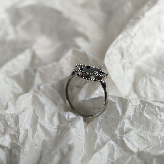 Серебряное кольцо с ониксом