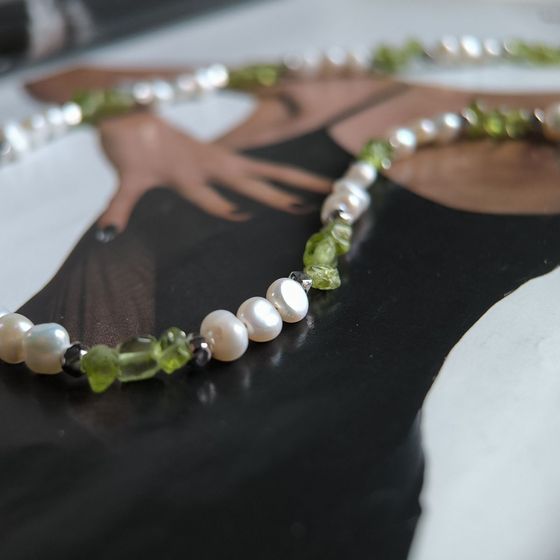 Серебряное колье с жемчугом барочным, хризолітом