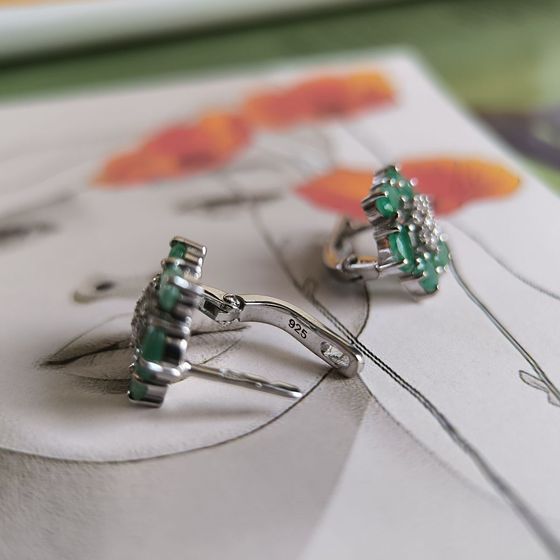 Серебряные серьги с изумрудом, фианитами