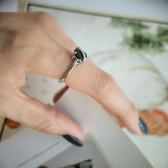 Серебряное кольцо с сапфиром 2.732ct, фианитами