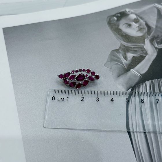 Серебряная брошка с рубином 4.325ct