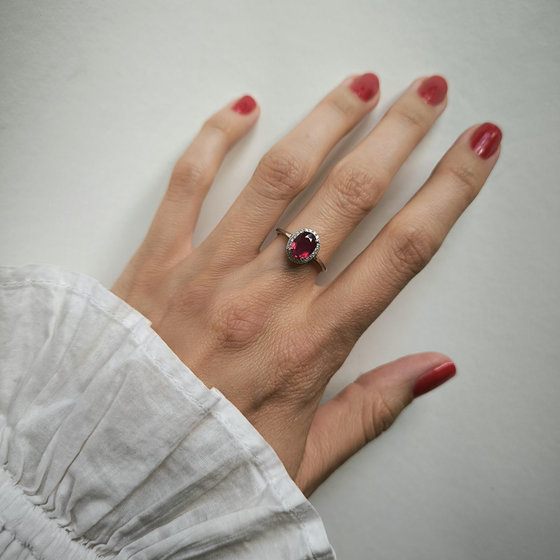 Серебряное кольцо с рубином 1.948ct, фианитами