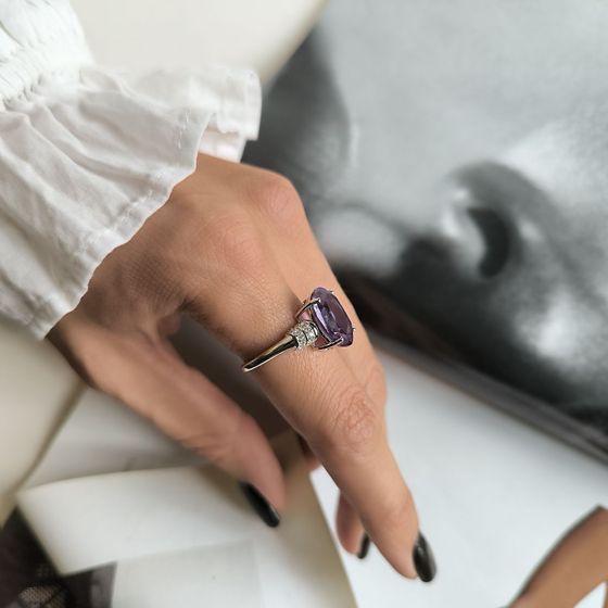 Серебряное кольцо с александритом 8.205ct, фианитами