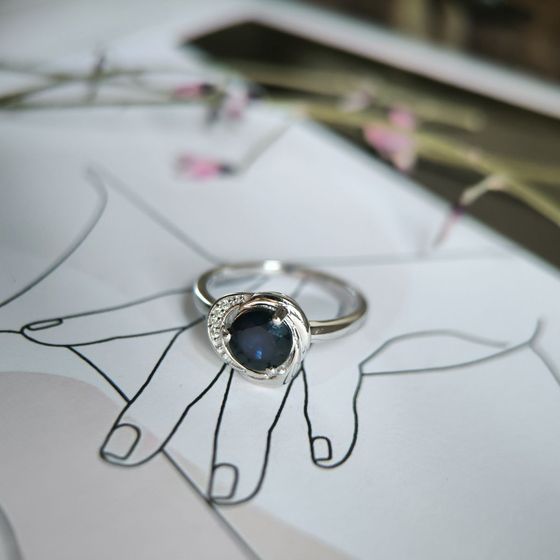 Серебряное кольцо с сапфиром 1.826ct, фианитами
