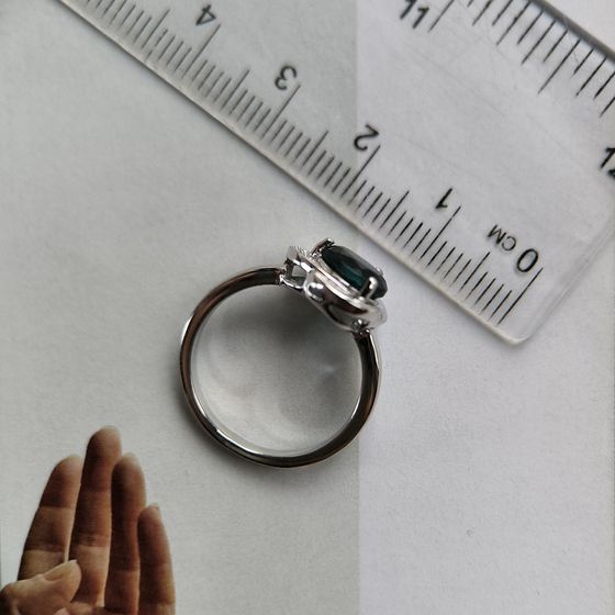 Серебряное кольцо с топазом Лондон Блю 1.133ct, фианитами