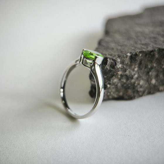 Серебряное кольцо с хризолітом 1.04ct