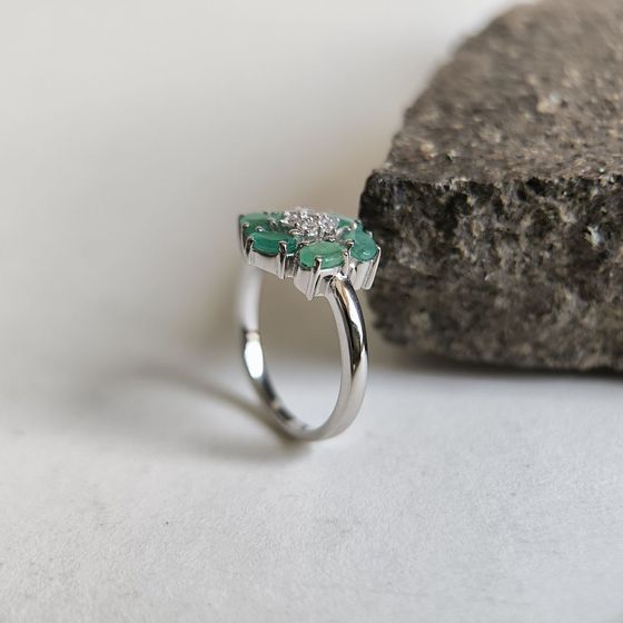 Серебряное кольцо с изумрудом, фианитами