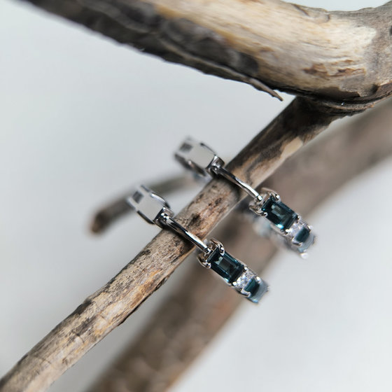 Серебряные серьги с топазом Лондон Блю 3.98ct, фианитами