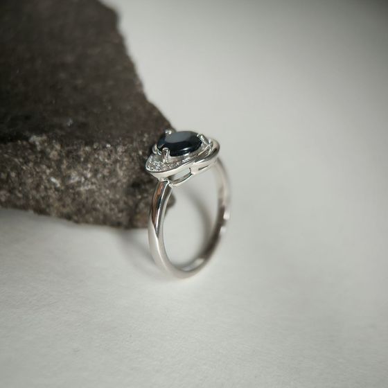 Серебряное кольцо с сапфиром 1.761ct, фианитами