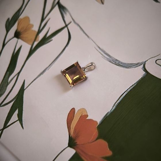 Серебряная подвеска с султанитом 2.575ct