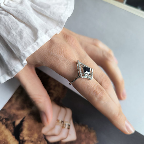 Серебряное кольцо с сапфиром 1.755ct, фианитами