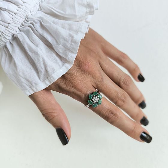 Серебряное кольцо с изумрудом, фианитами