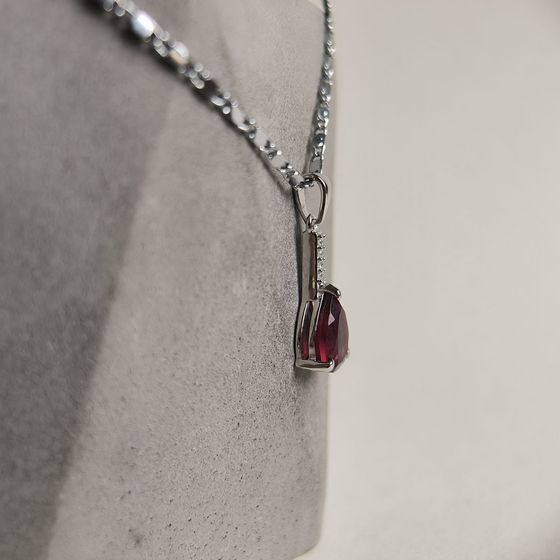 Серебряная подвеска с гранатом