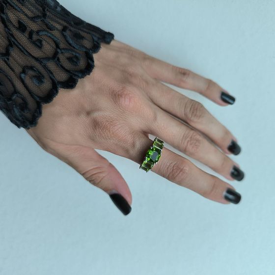 Серебряное кольцо с хризолітом