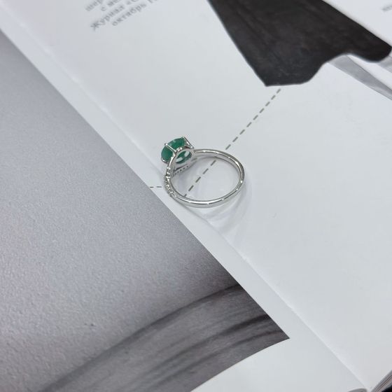 Серебряное кольцо с изумрудом, фианитами