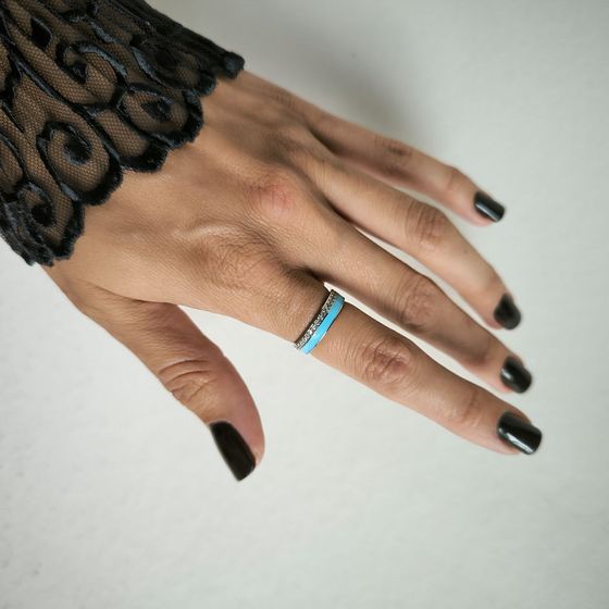 Серебряное кольцо с фианитами, емаллю