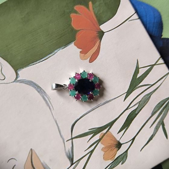 Серебряная подвеска с сапфиром 5.58ct, рубином, изумрудом