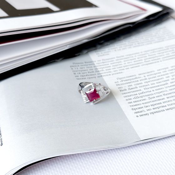 Серебряное кольцо с рубином 2.633ct, фианитами