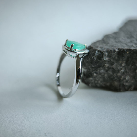 Серебряное кольцо с изумрудом 1.11ct