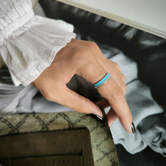 Серебряное кольцо с фианитами, емаллю