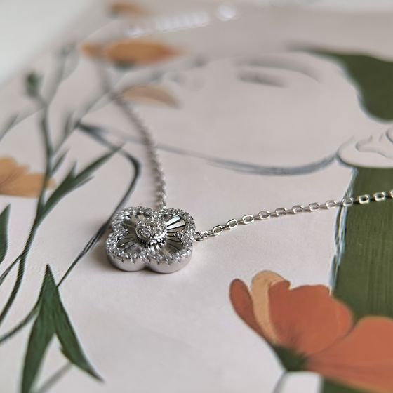 Серебряное колье с фианитами