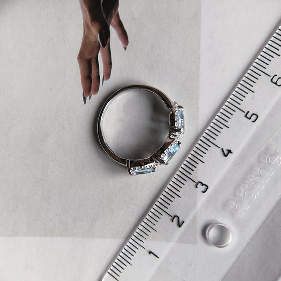 Серебряное кольцо с топазом 1.601ct, фианитами