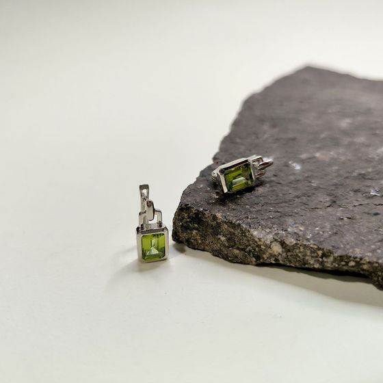 Серебряные серьги с хризолітом 3.267ct