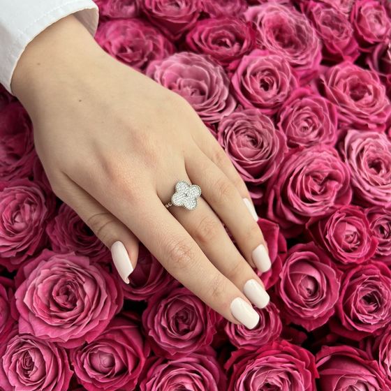 Серебряное кольцо с фианитами Серебряное кольцо с фианитами