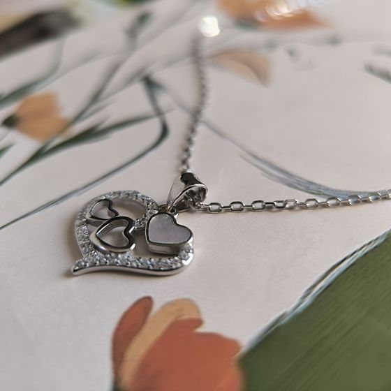 Серебряное колье с фианитами, перламутром Серебряное колье с фианитами, перламутром