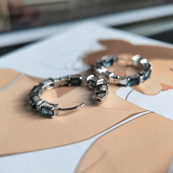 Серебряные серьги с топазом Лондон Блю 3.98ct, фианитами