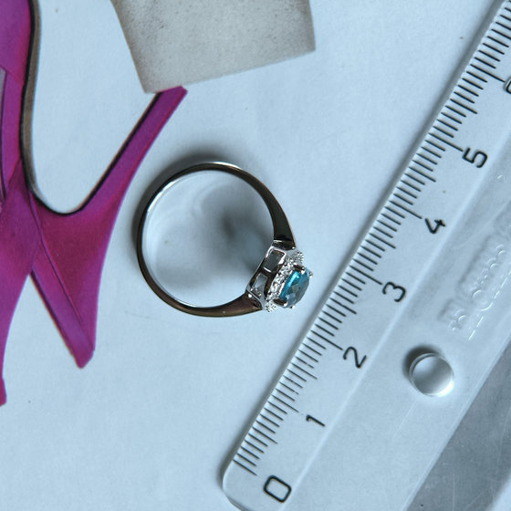 Серебряное кольцо с топазом Лондон Блю 1.031ct, фианитами