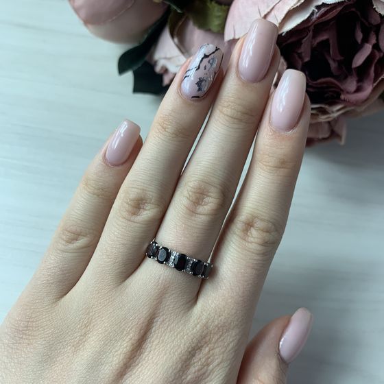 Серебряное кольцо с гранатом