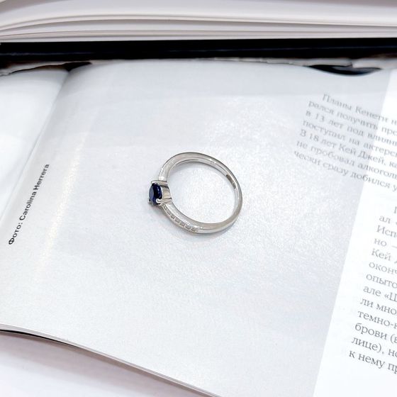 Серебряное кольцо с сапфиром 0.892ct, фианитами