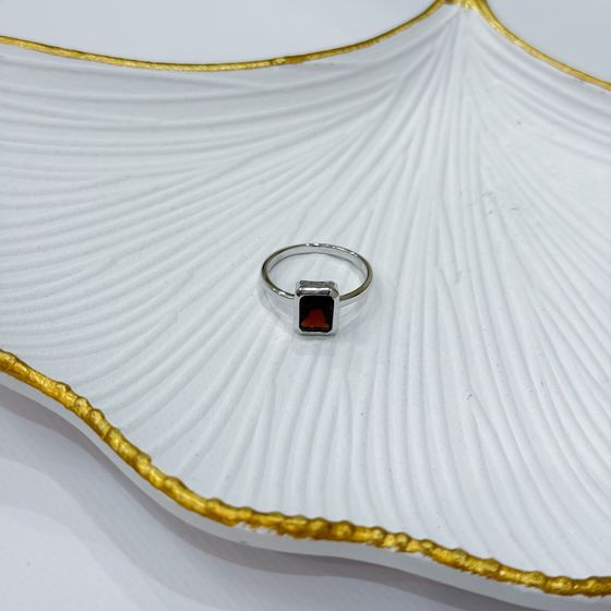 Серебряное кольцо с гранатом 1.942ct