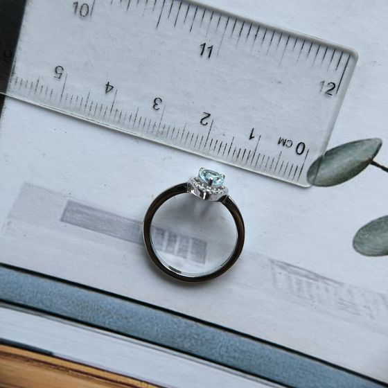 Серебряное кольцо с топазом 0.893ct, фианитами