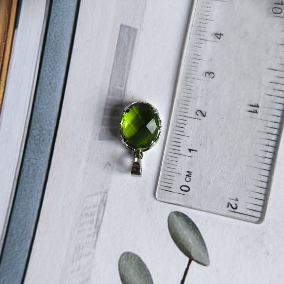 Серебряная подвеска с хризолітом