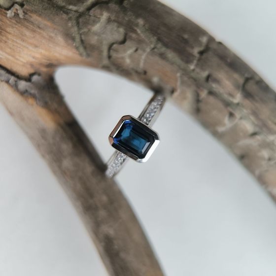 Серебряное кольцо с сапфиром nano 1.303ct, фианитами