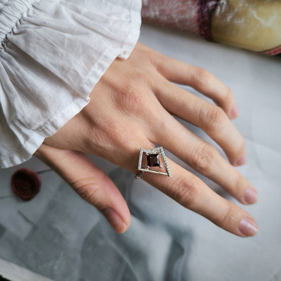 Серебряное кольцо с гранатом 1.555ct