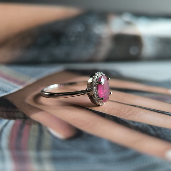 Серебряное кольцо с рубином 1.766ct, фианитами