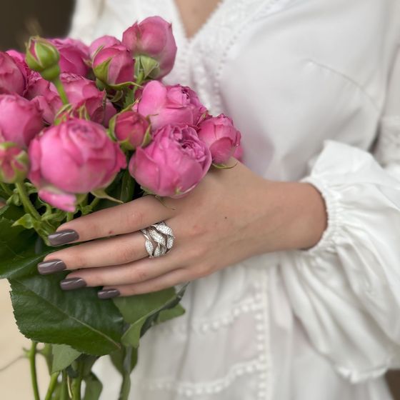 Серебряное кольцо с фианитами, емаллю