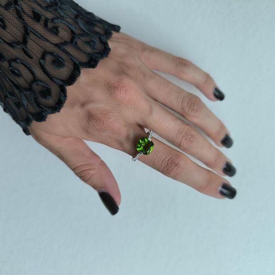 Серебряное кольцо с хризолітом